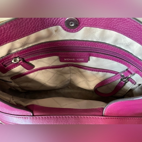 MICHAEL KORS RAVEN LARGE LEATHER SHOULDER BAG IN BERRY - Picture 9 of 13